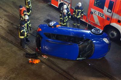 Stuttgart: PKW rutscht bei Blitzeis in den Neckar